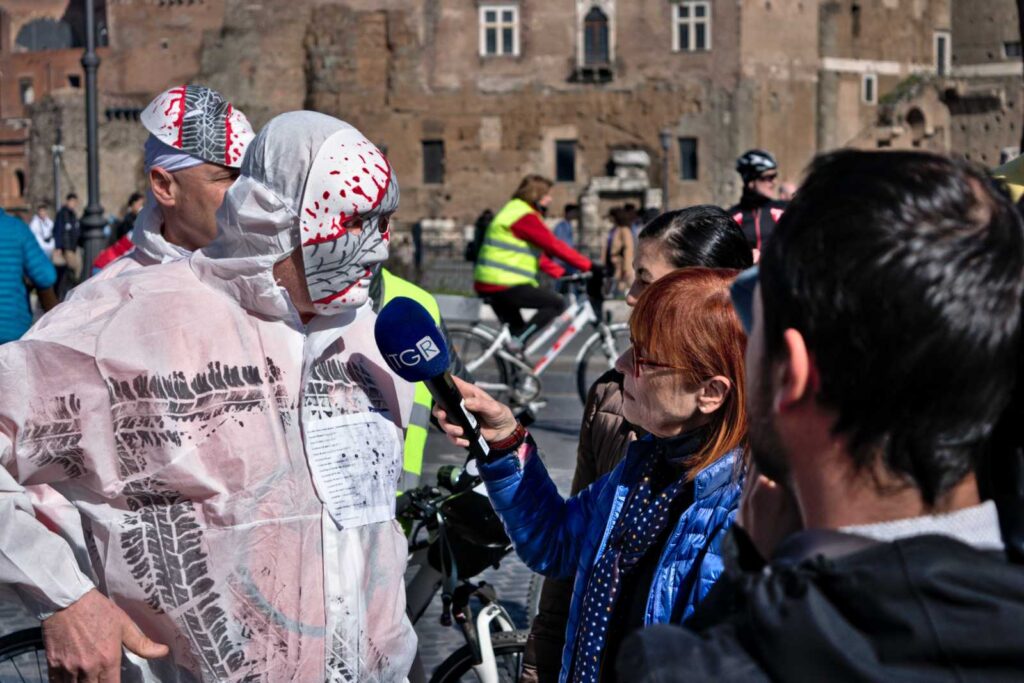 La stampa intervista gli attivisti di Salvaiciclisti Roma alla manifestazione #bastamortinstrada