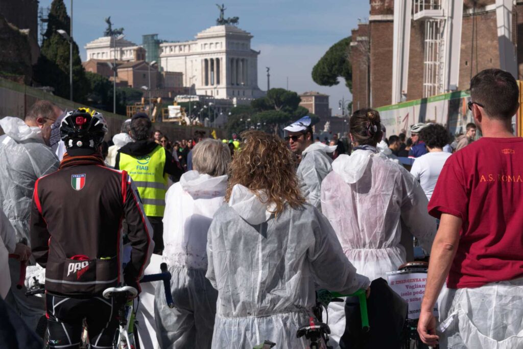Il corteo di #bastamortinstrada sui Fori Imperiali a Roma.
