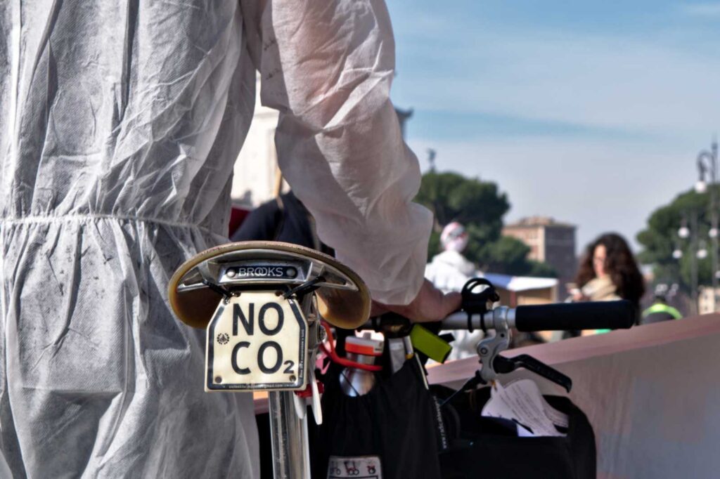 Cartello "No CO2" su una bicicletta alla manifestazione #bastamortinstrada.