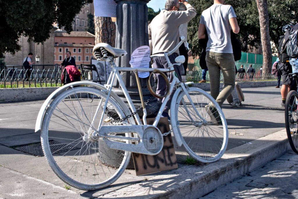 Il palo di Eva con la ghostbike in via dei Fori Imperiali a Roma.