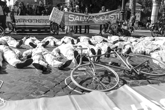 Flashmob di Salvaiciclisti Roma alla manifestazione #bastamortinstrada